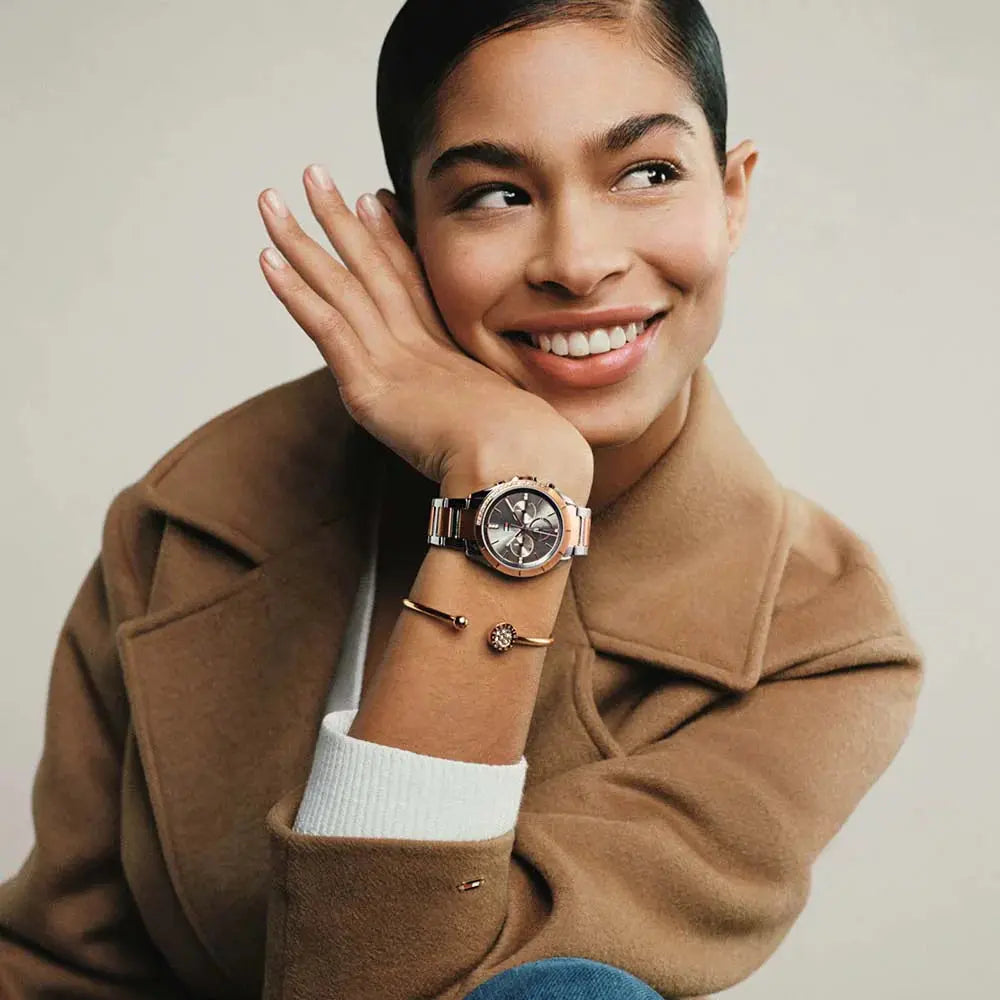 Elegant gold premium women's timepieces featuring a modern black dial and sleek bracelet design